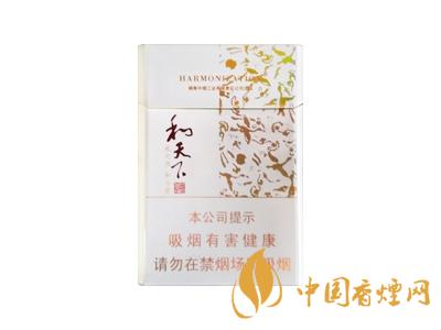 2020白沙和天下價格表和圖片 2020和天下香煙是白沙牌香煙中的一種，說起和天下香煙，相信大家都認(rèn)識，和天下是高端香煙品牌,隸屬于湖南中煙工業(yè)有限責(zé)任公司，那么，2020年白沙和天下多少錢一包呢?趕緊來看看吧!  和天下香煙  和天下香煙時尚大氣的包裝　簡潔流暢的線條　以紫色為主色調(diào)的搭配　無一不顯示出和天下的不凡紫色在中國傳統(tǒng)里是尊貴的顏色，如北京故宮又稱為“紫禁城”亦有所謂“紫氣東來” 口感上此款雅香綿滑，香氣醇和，余味純凈，實屬難得一見的神品啊!  系列產(chǎn)品  和天下(尊尚中支)  類型： 烤煙型  煙氣煙堿量： 0.0 mg  煙長： 84 mm  過濾嘴長： 25 mm  包裝形式： 條盒硬盒  單盒支數(shù)： 20  銷售形式： 國產(chǎn)內(nèi)銷  生產(chǎn)狀態(tài)： 待上市  備注： 白沙和天下尊尚中支  和天下(尊尚5000)  類型： 烤煙型  煙氣煙堿量： 0.0 mg  煙長： 88 mm  過濾嘴長： 25 mm  包裝形式： 條盒硬盒  單盒支數(shù)： 20  銷售形式： 國產(chǎn)內(nèi)銷  生產(chǎn)狀態(tài)： 已上市  備注： 白沙和天下尊尚5000  白沙(硬和天下雙中支)  單盒參考價： 90 元  條盒參考價： 900 元  條盒批發(fā)價： 763.2 元  小盒條形碼： 6901028204798  條包條形碼： 6901028204804  白沙(和天下天下韶山)  單盒參考價： 100 元  條盒參考價： 1000 元  小盒條形碼： 6901028196925  條包條形碼： 6901028196932  白沙(軟和天下檀香)  單盒參考價： 100 元  條盒參考價： 1000 元  條盒批發(fā)價： 763.2 元  白沙(和天下細(xì)支)  單盒參考價： 100 元  條盒參考價： 1000 元  條盒批發(fā)價： 720.8 元  小盒條形碼： 6901028196048  條包條形碼： 6901028196055  白沙(軟和天下)  單盒參考價： 100 元  條盒參考價： 1000 元  條盒批發(fā)價： 720.8 元  小盒條形碼： 6901028196017  條包條形碼： 6901028196024  白沙(和天下)  單盒參考價： 100 元  條盒參考價： 1000 元  條盒批發(fā)價： 848 元  小盒條形碼： 6901028196925  條包條形碼： 6901028196932  通過以上的信息可以了解到2020年白沙和天下的價格，以上就是香煙網(wǎng)為您提供的關(guān)于2020白沙和天下價格表和圖片，白沙和天下多少錢一包?的信息，想要了解更多的信息請來關(guān)注香煙網(wǎng)吧!白沙和天下多少錢一包？