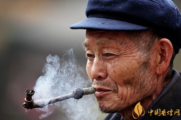 旱煙和煙卷哪個危害大，旱煙袋很有講究
