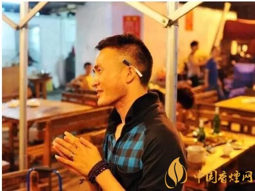 香煙夾耳朵上是怎么來的，耳夾煙是男人的專利