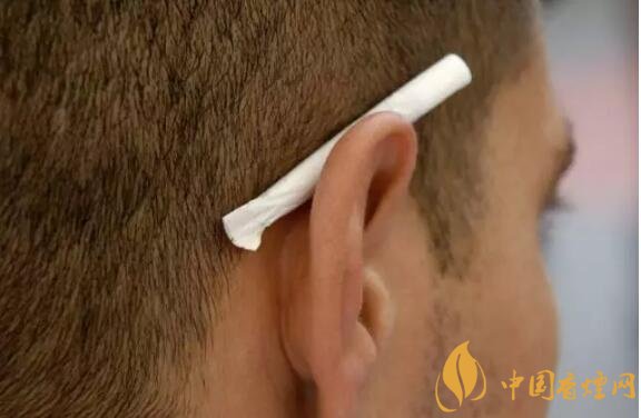 香煙夾耳朵上是怎么來的，耳夾煙是男人的專利