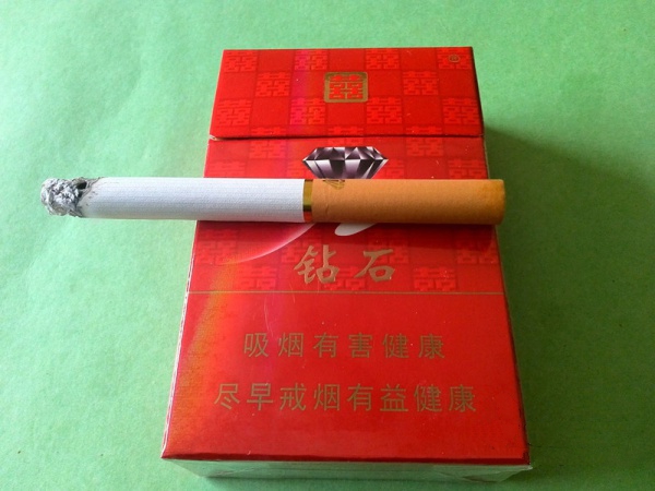 紅鉆石煙價(jià)格表和圖片 鉆石煙(紅雙喜)多少錢(qián)一包(8元)